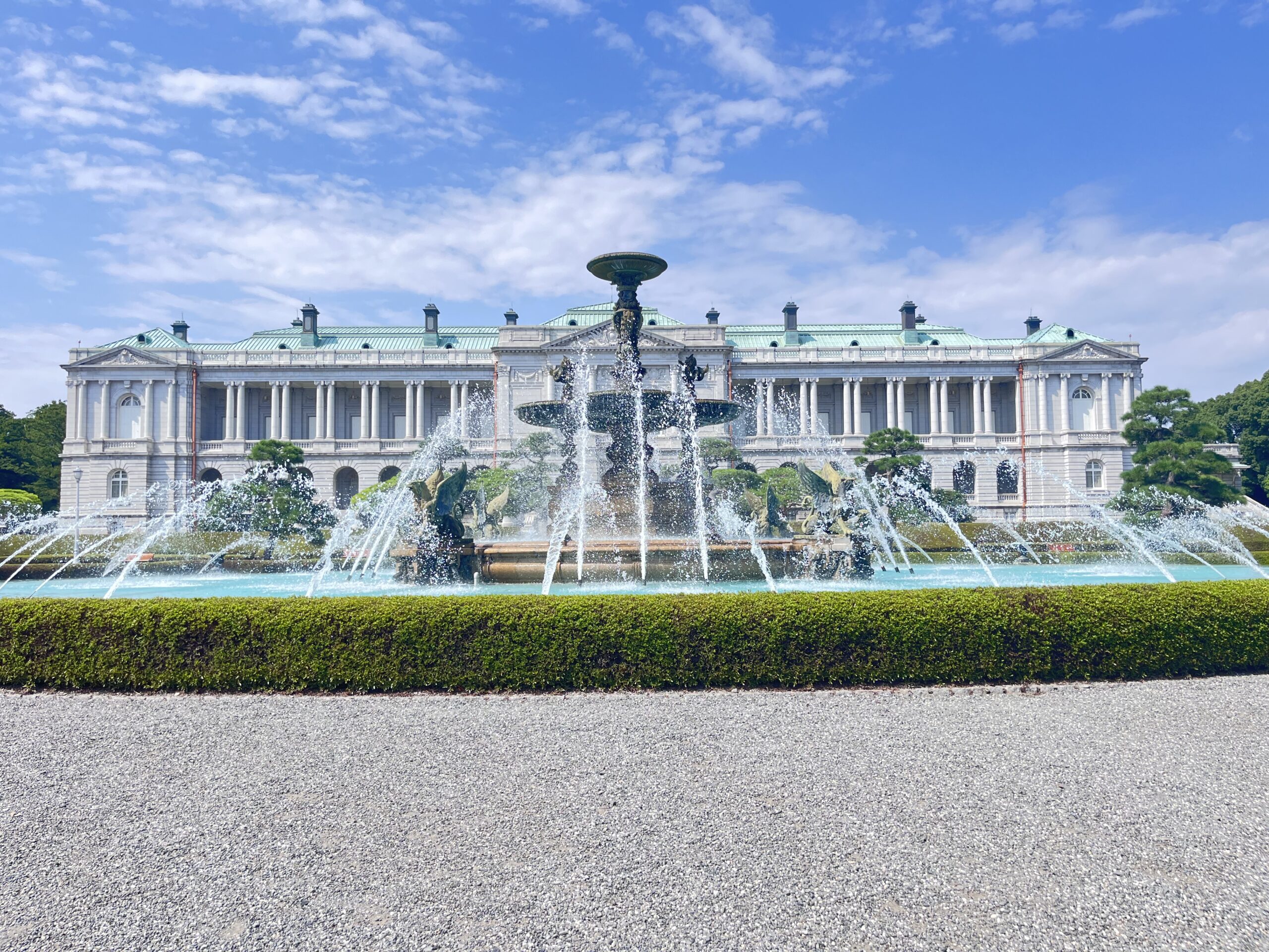 迎賓館赤坂離宮の主庭に広がる国宝の彫刻噴水と本館の絶景