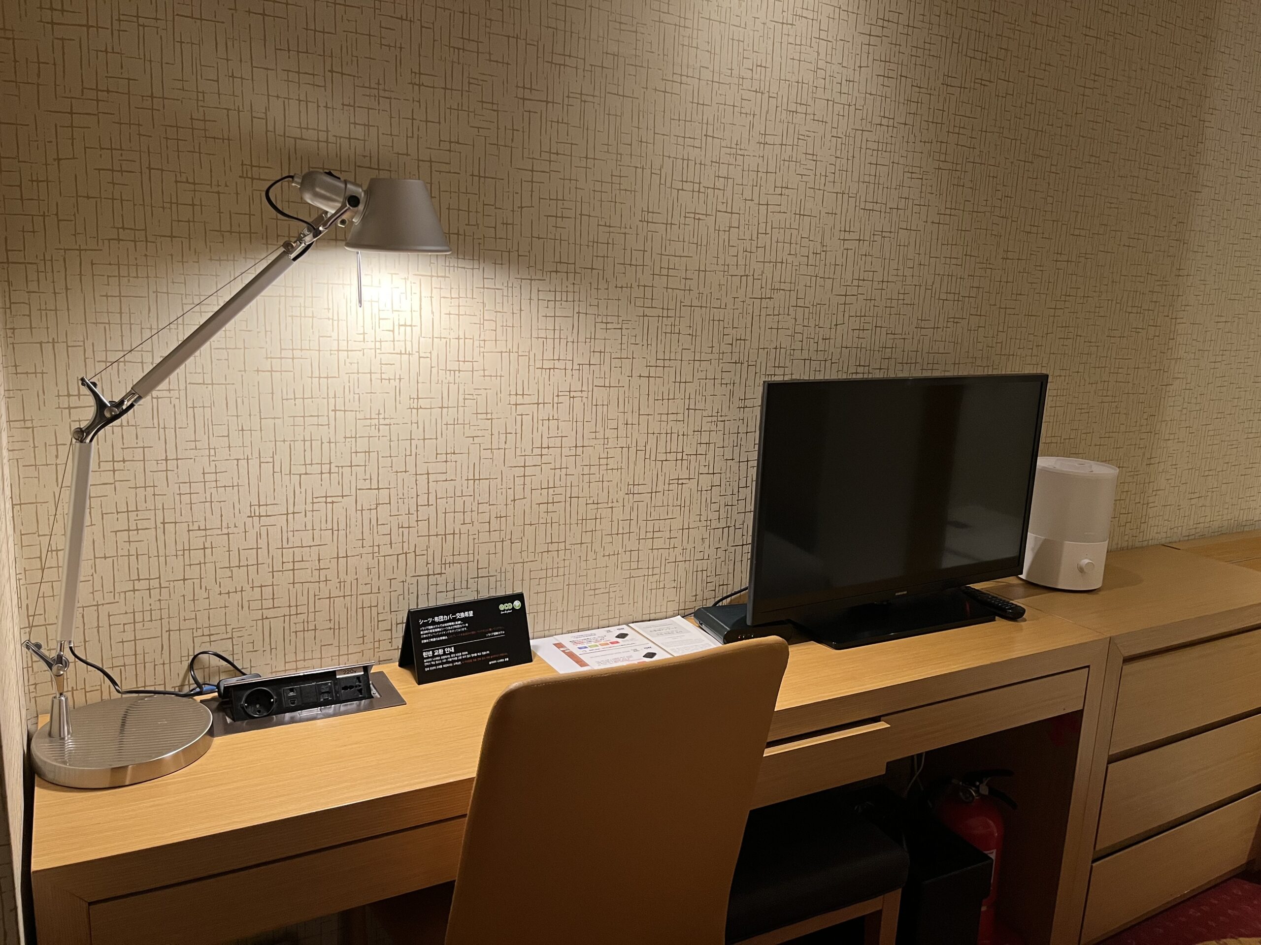 客室のテレビとコンパクトなデスクスペース