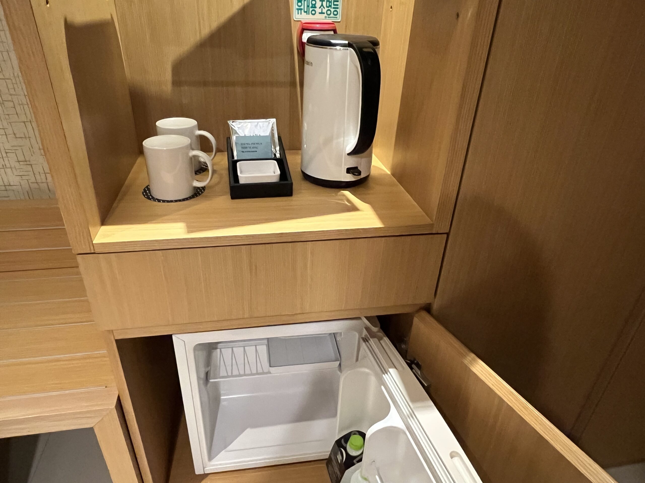 電気ケトル・ドリップコーヒー・お茶セットが置かれたミニバー