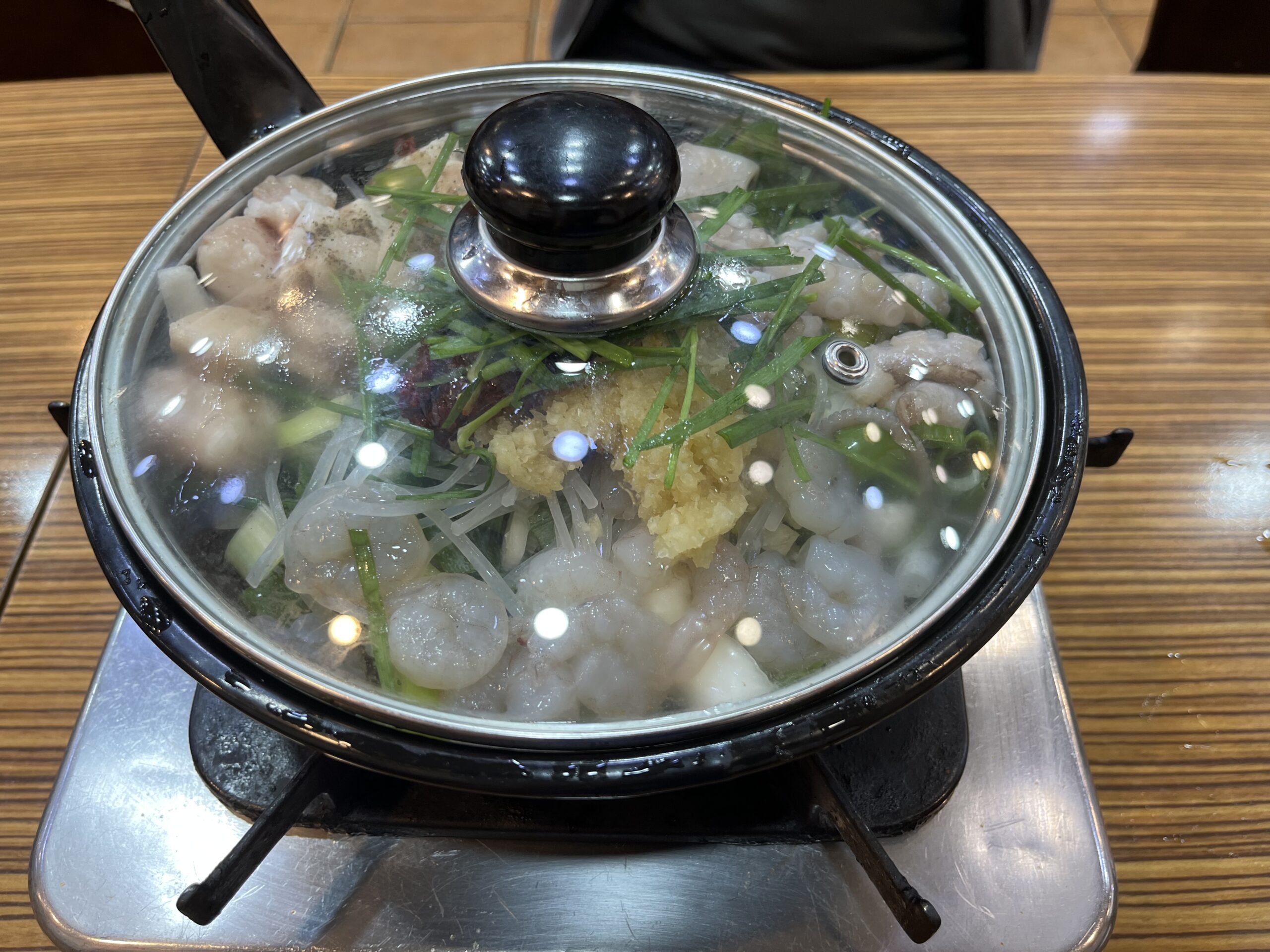 テーブルの上で調理されるケミジプのナッコプセ