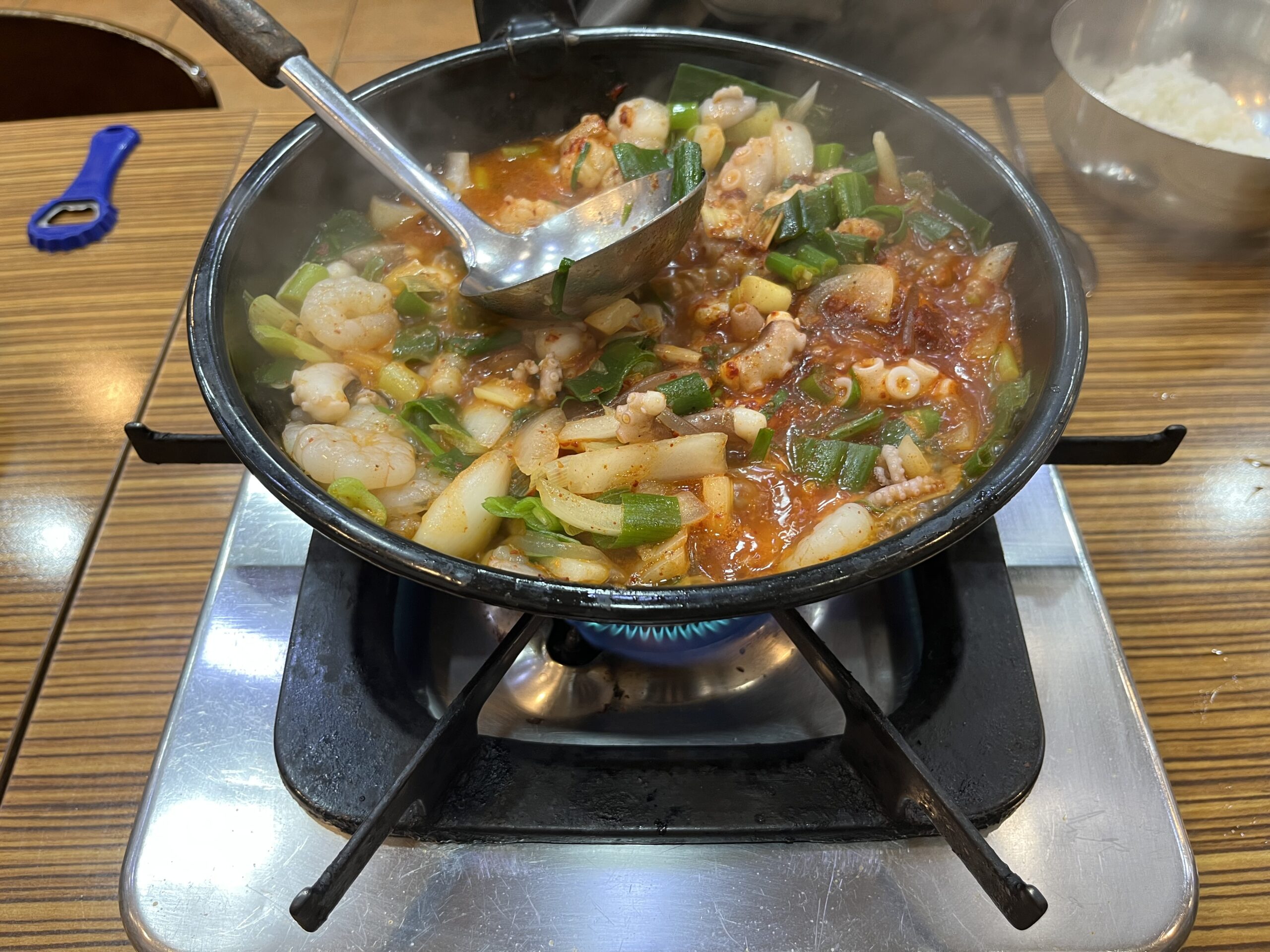 煮込まれていく釜山名物ナッコプセの様子