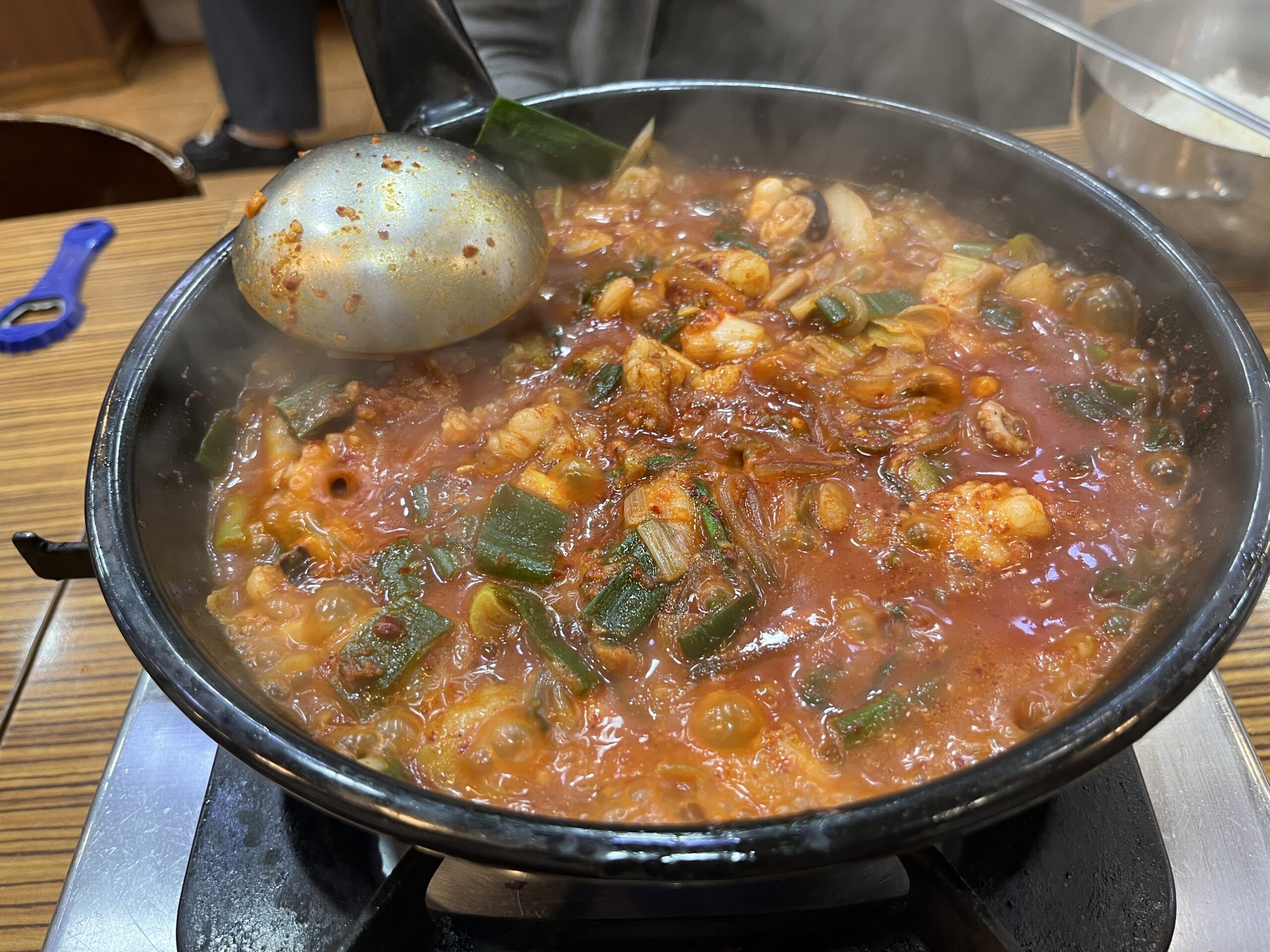 ご飯と韓国海苔と一緒に食べる完成したナッコプセ