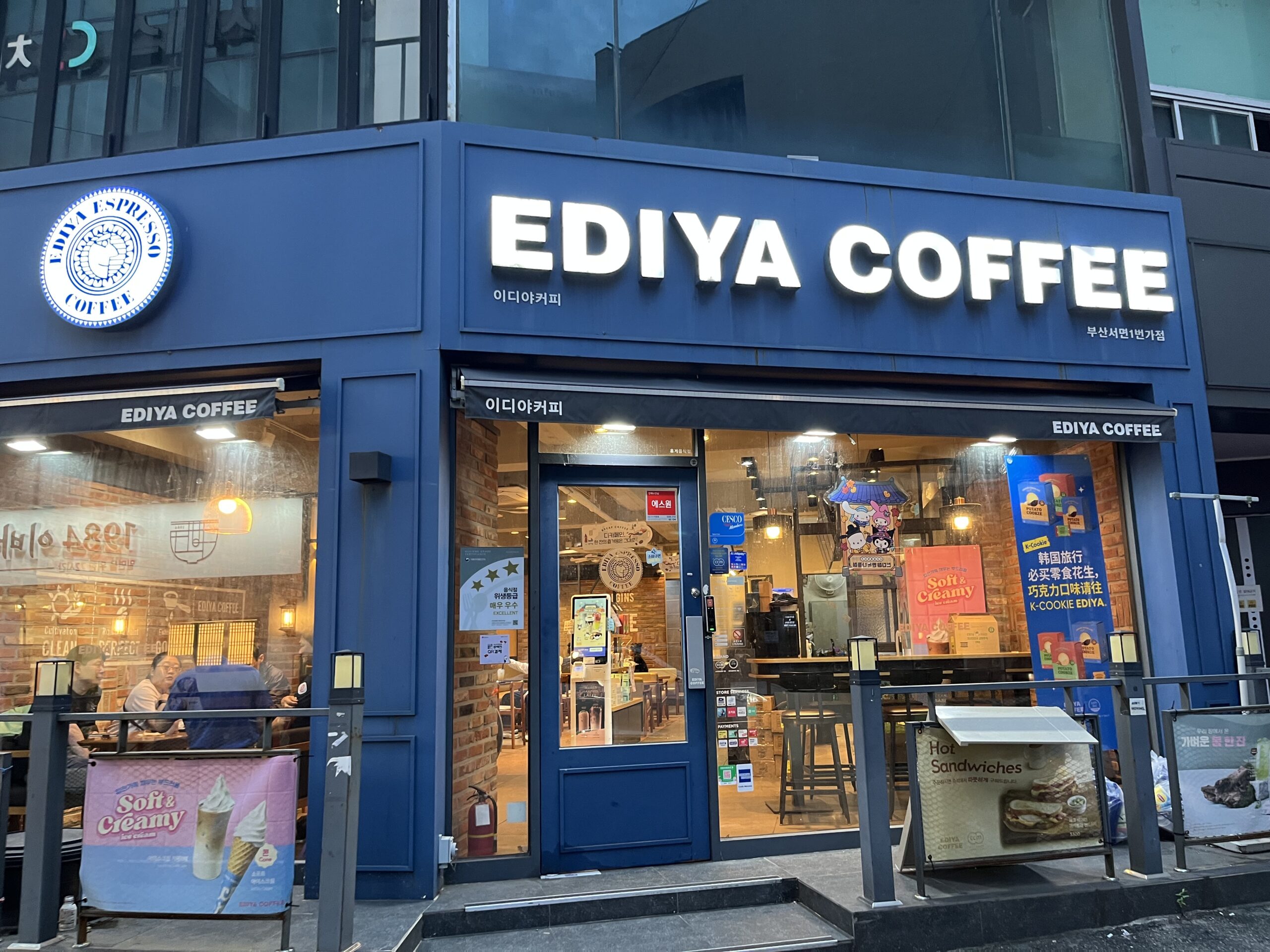ロッテ百貨店近くにあるEDIYA COFFEEの店舗外観