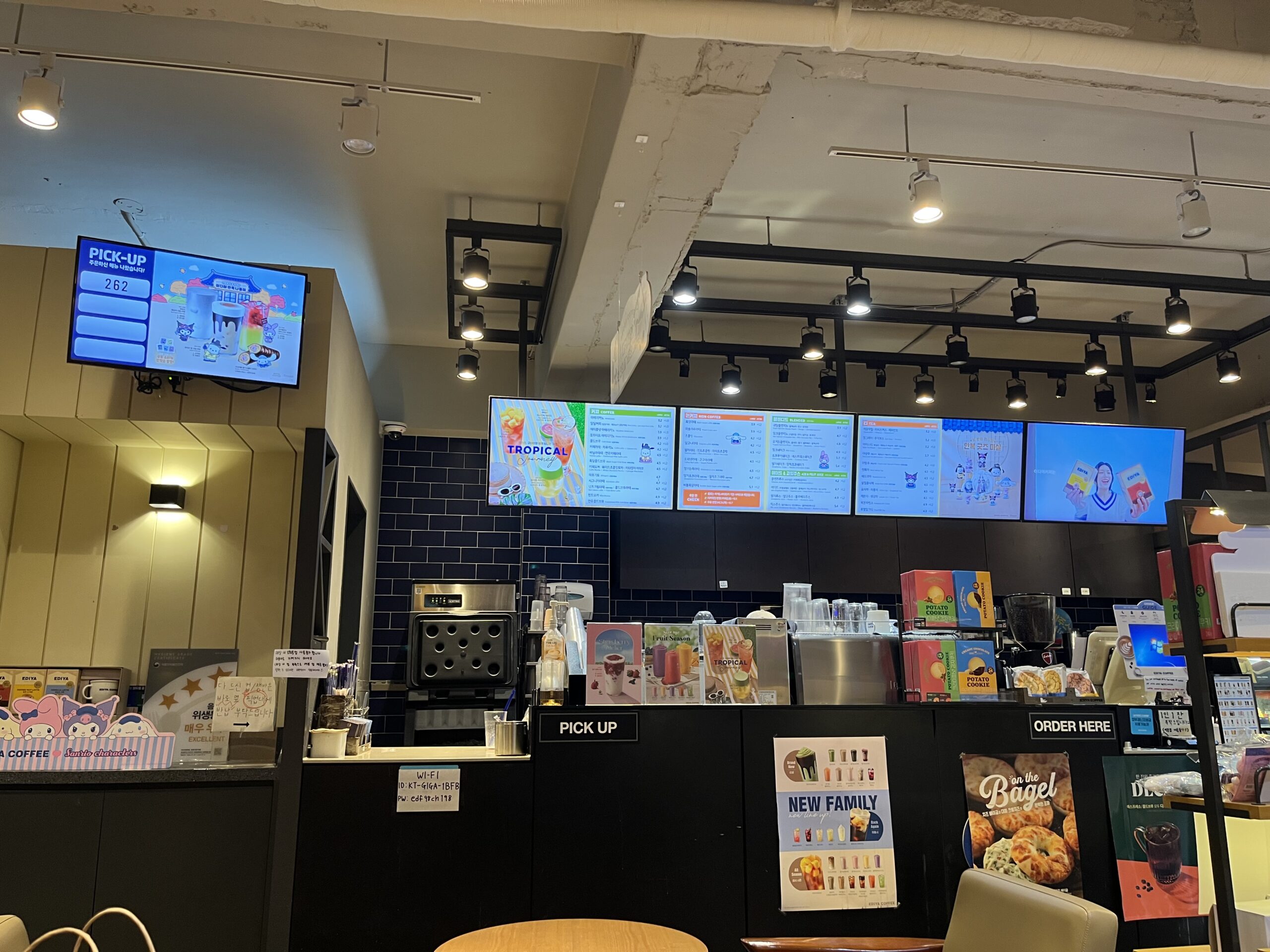 秋夕のサンリオキャラクターコラボで可愛いEDIYA COFFEEの店内装飾