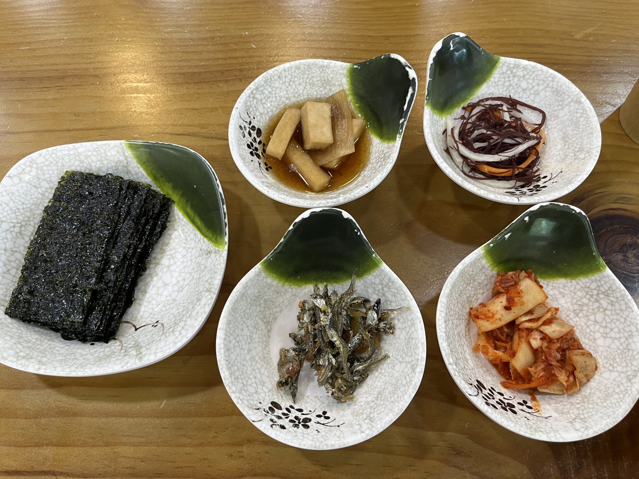済州家でアワビ粥と一緒に提供される韓国の定番おかず