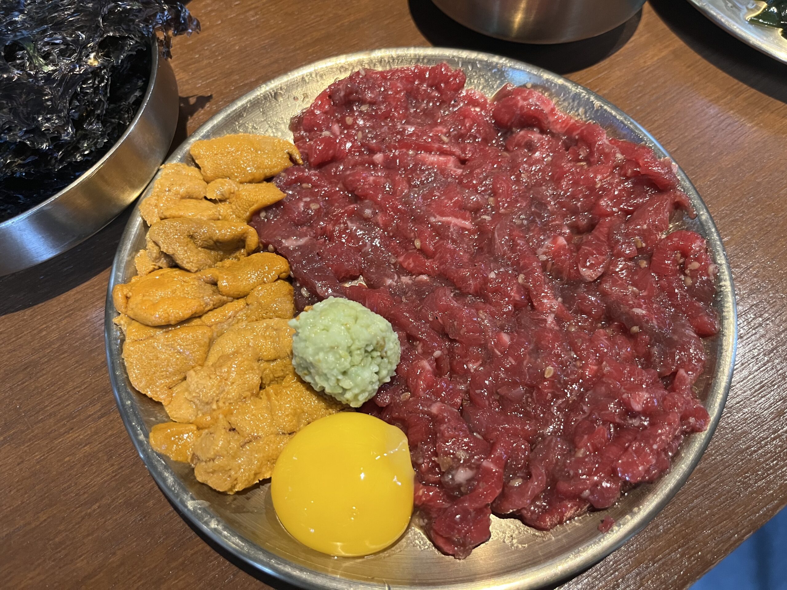 ソリャミョッ西面店の名物である贅沢なウニユッケ