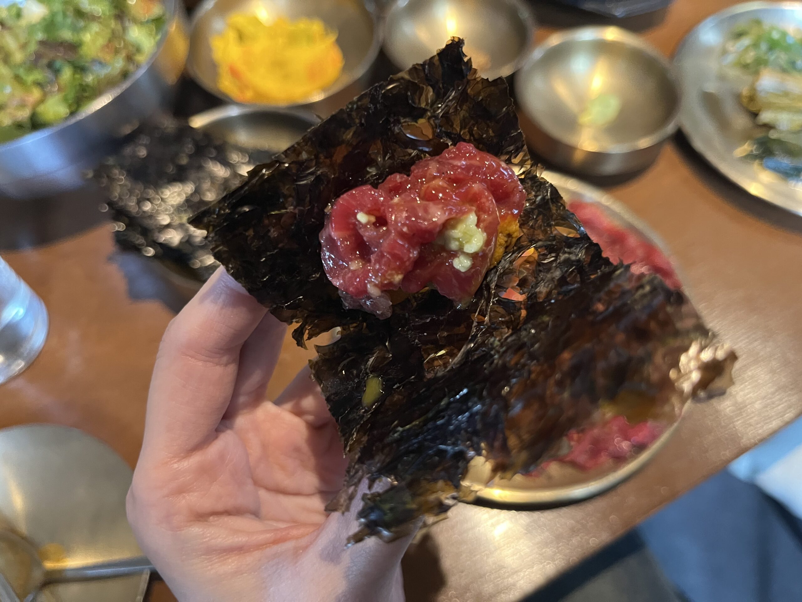 韓国海苔に包んで食べる絶品のウニユッケ