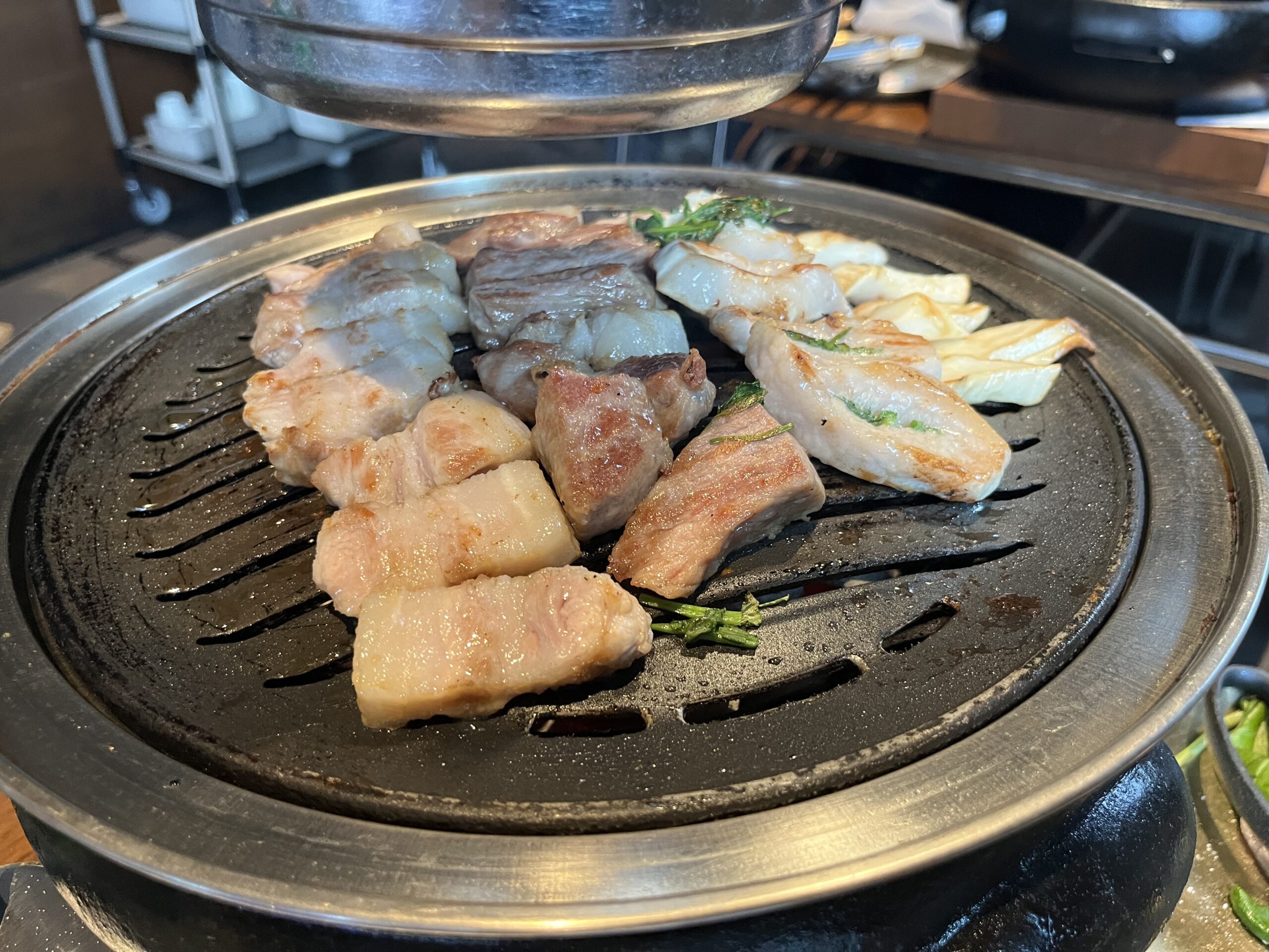 スタッフが焼き上げてくれるソリャミョッの美味しいサムギョプサル