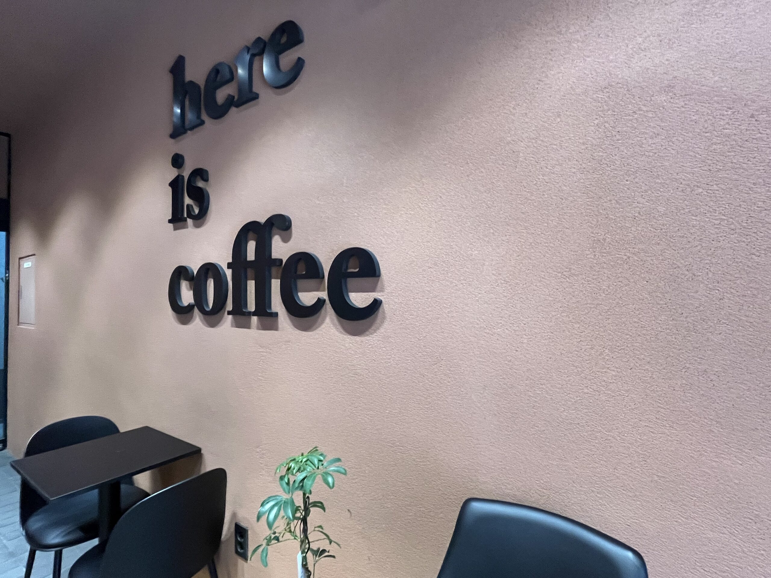 落ち着いた雰囲気のHere is coffeeの店内スペース