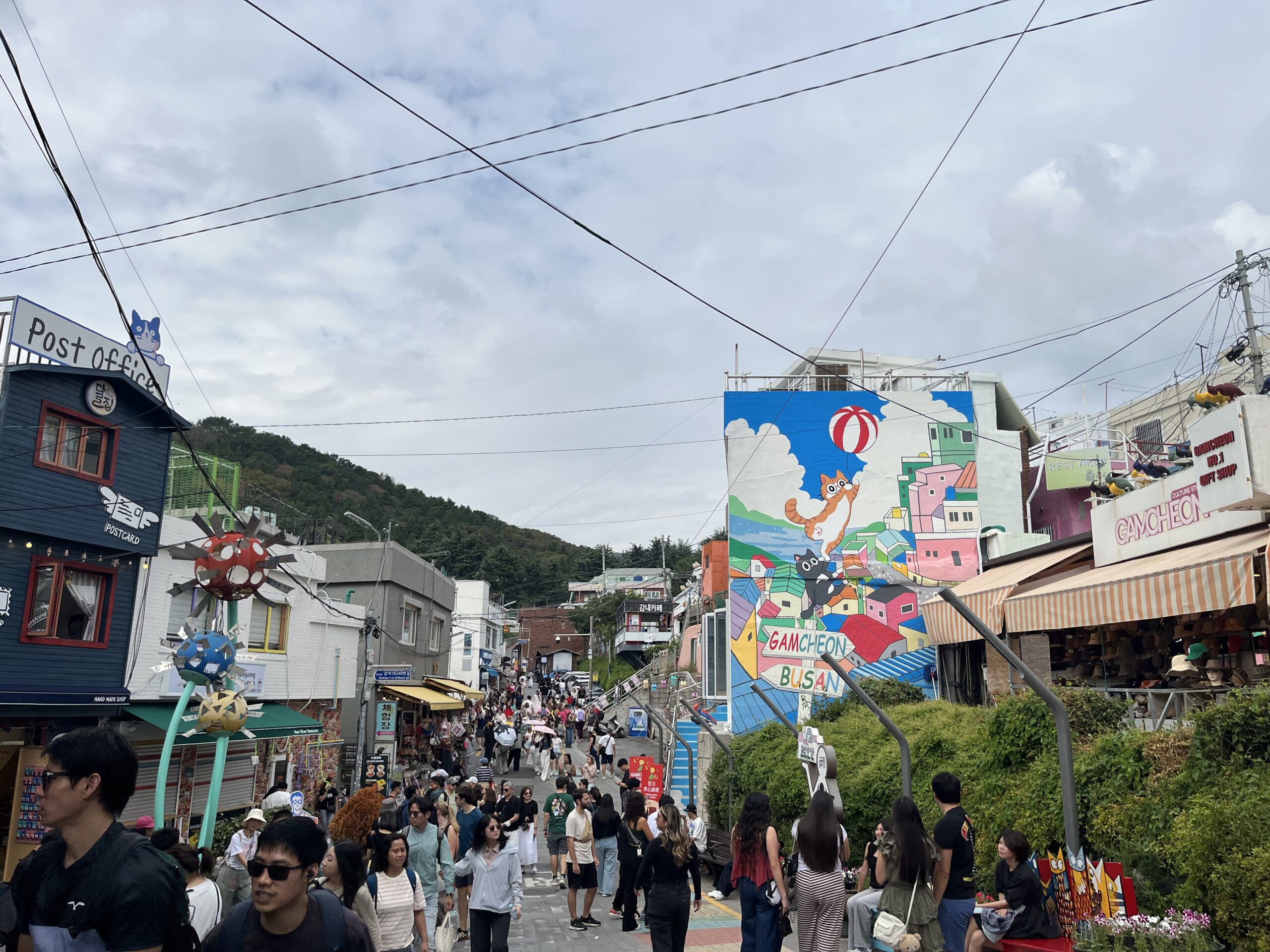 アーティスティックな街並みが広がる甘川文化村の路地と散策風景