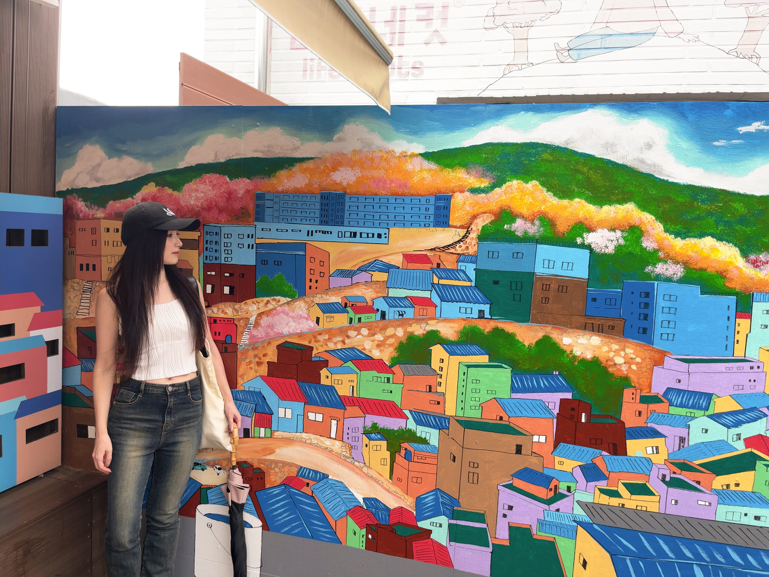 甘川文化村の壁に描かれた鮮やかでカラフルな街並みのイラスト壁画