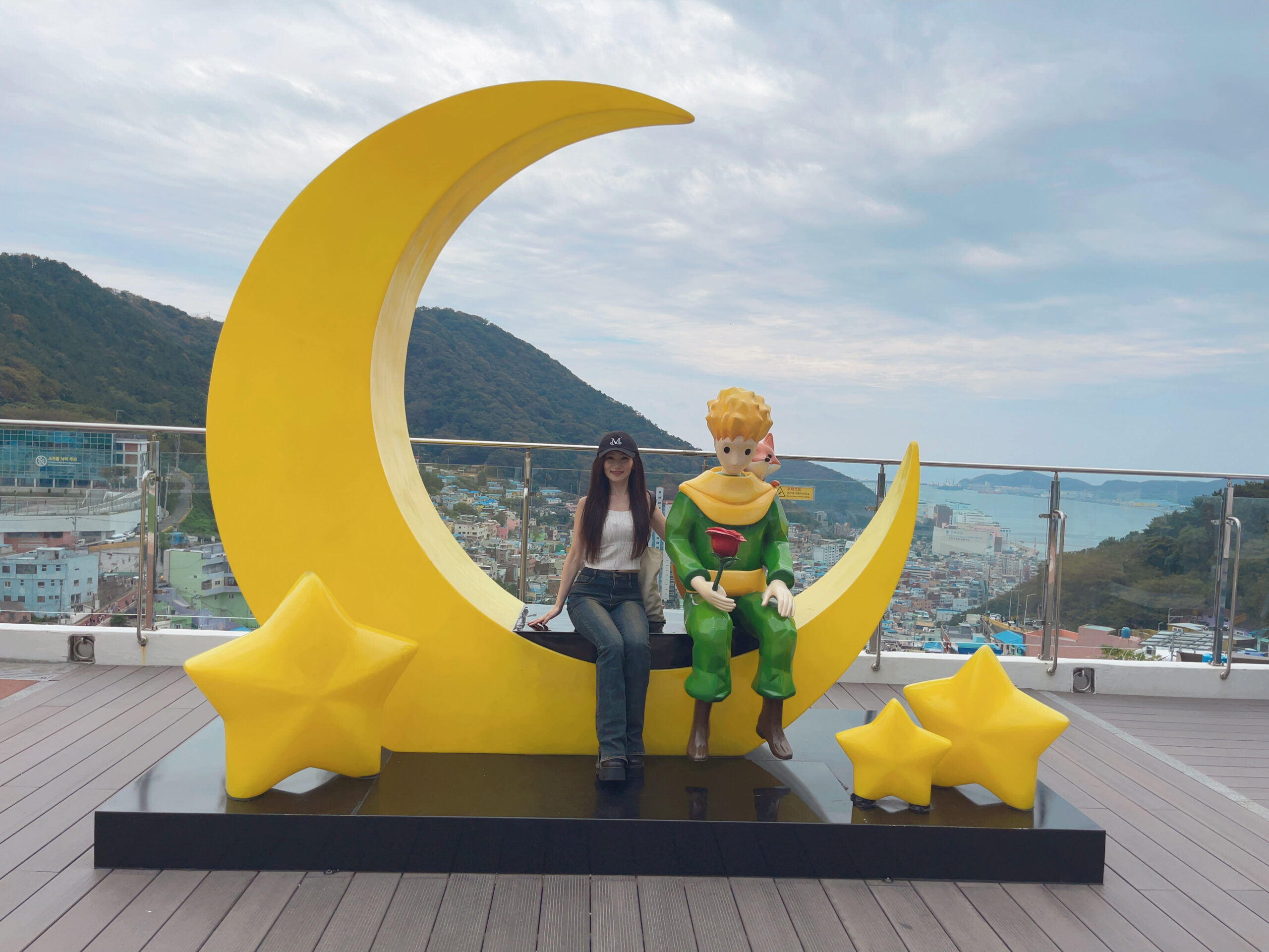 穴場スポット「カムネビョルマル体育センター屋上」にある星の王子さま像と釜山の海