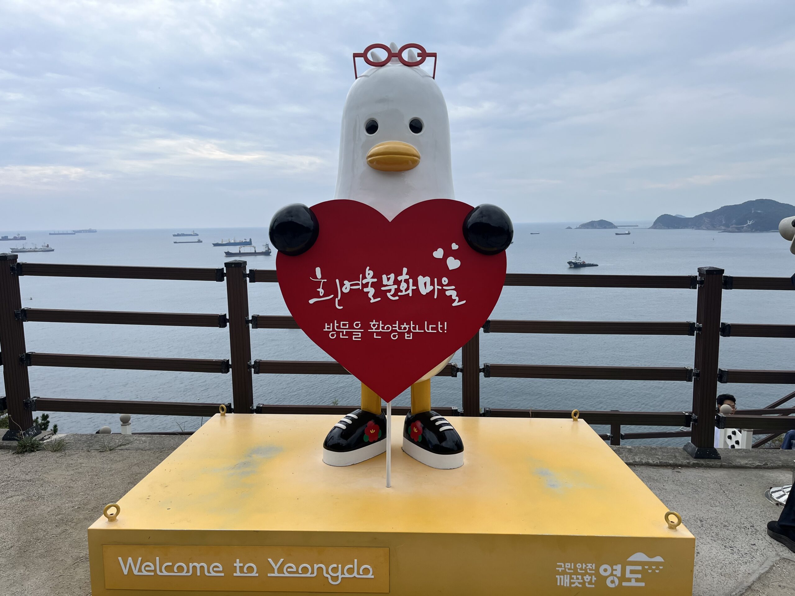 白瀬文化村沿道に置かれた釜山市公式キャラクター「ブギ(カモメ)」のオブジェ