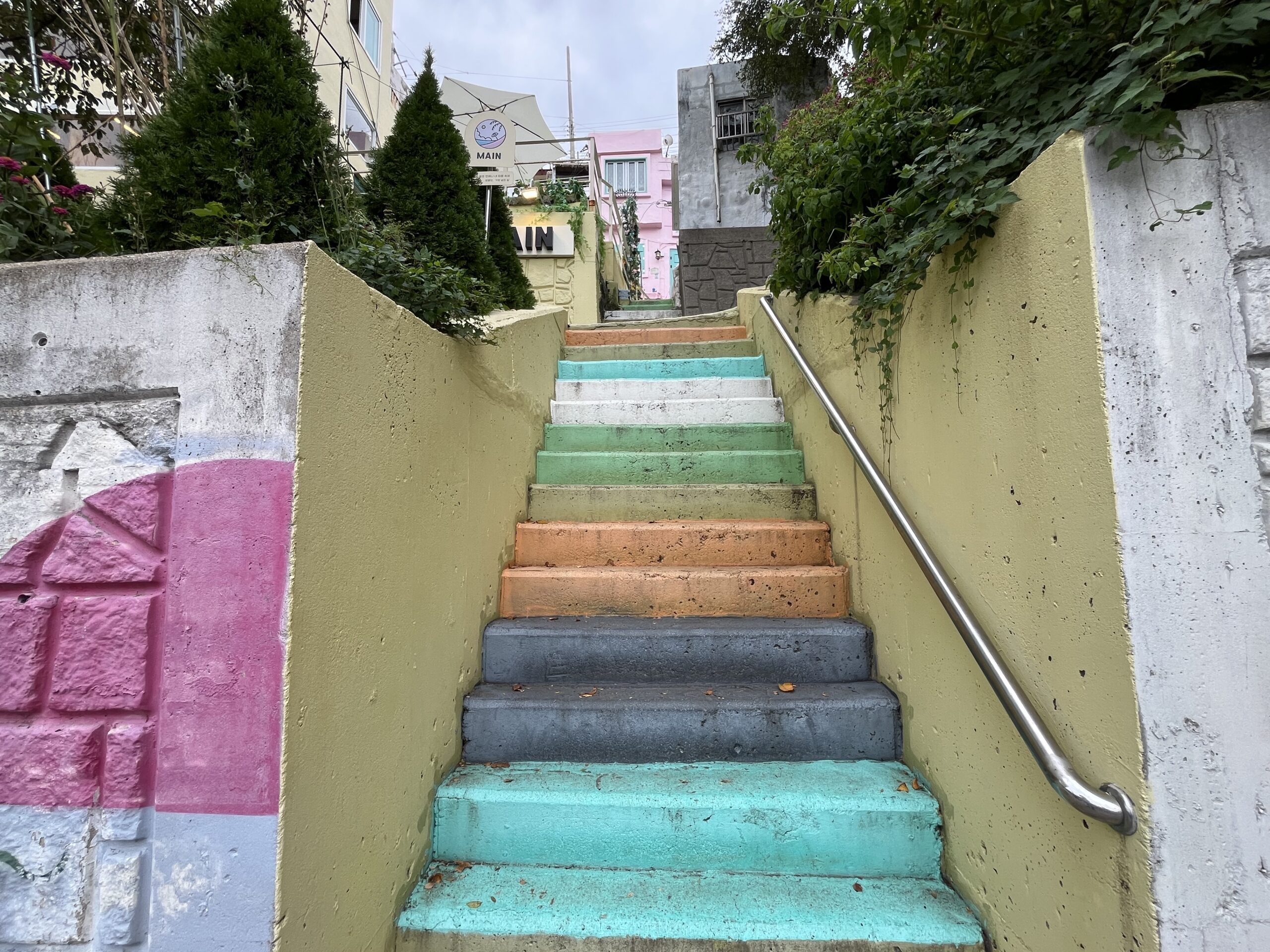 白瀬文化村の路地に現れる鮮やかに彩られたカラフルな階段