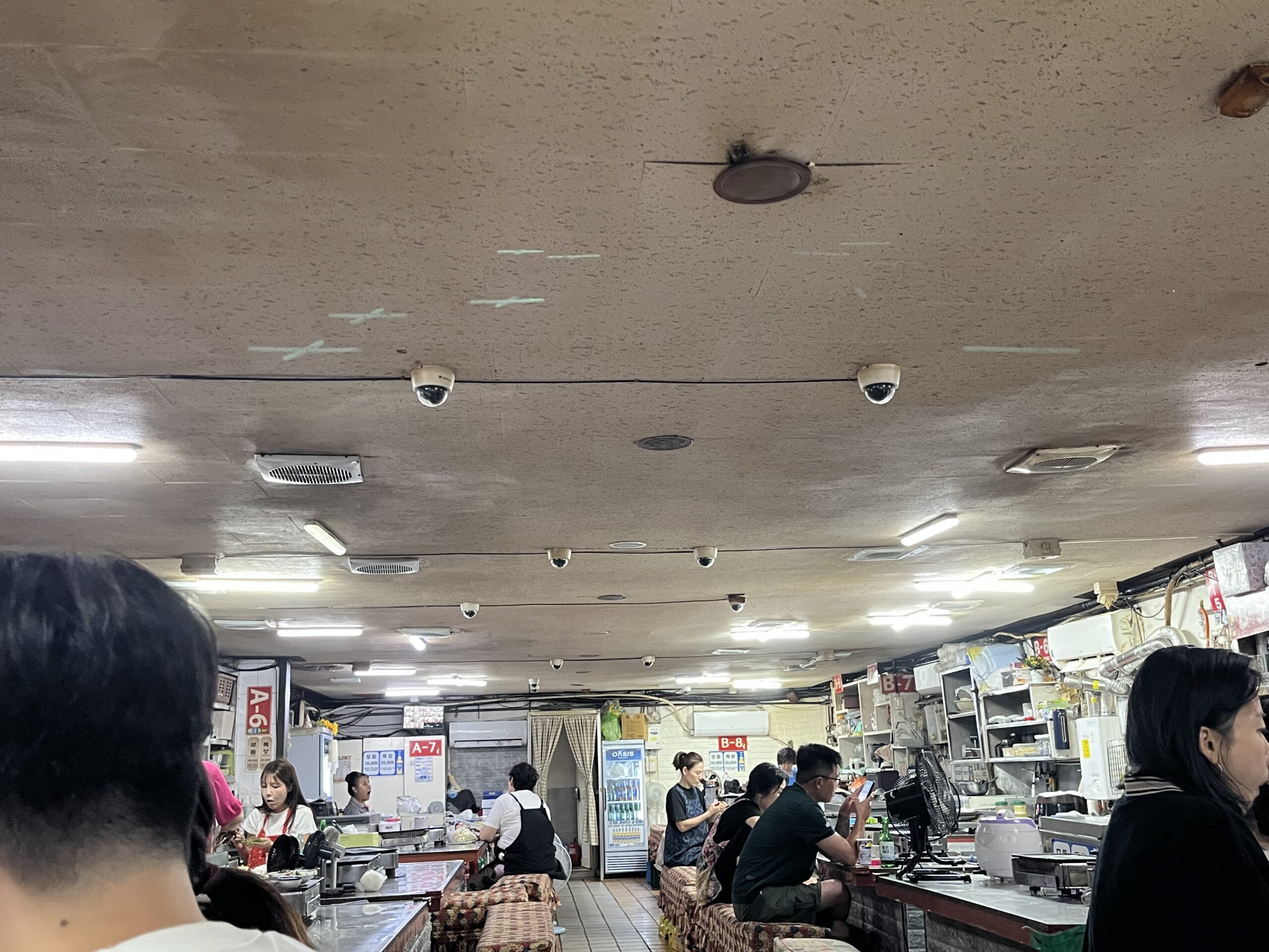 屋台のような雰囲気のムナヤンコプチャンの店内カウンター席