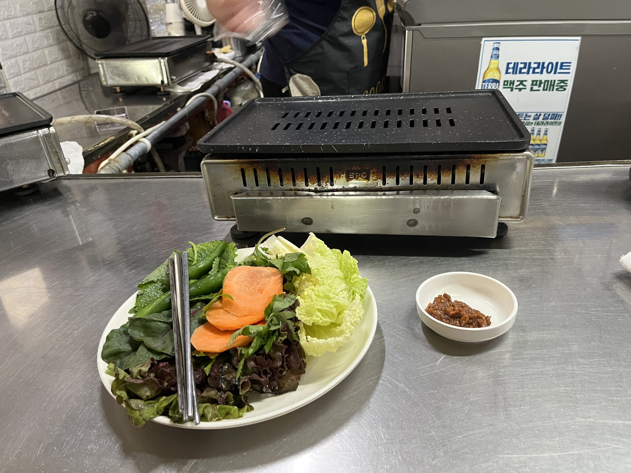 ムナヤンコプチャンのホルモンに合わせる新鮮な野菜と付け合わせ