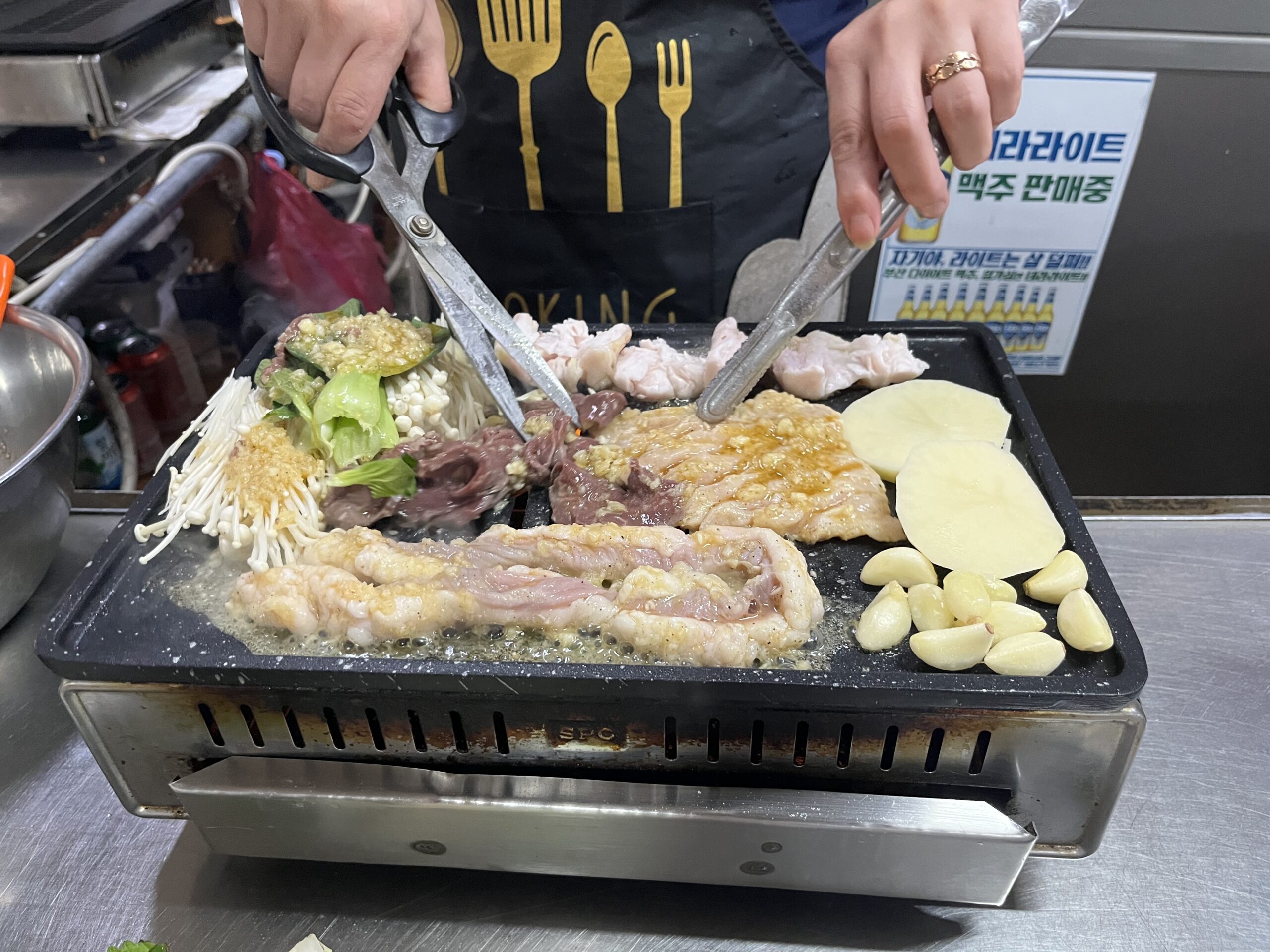 鉄板で豪快に焼き上げられるムナヤンコプチャンのホルモンセット
