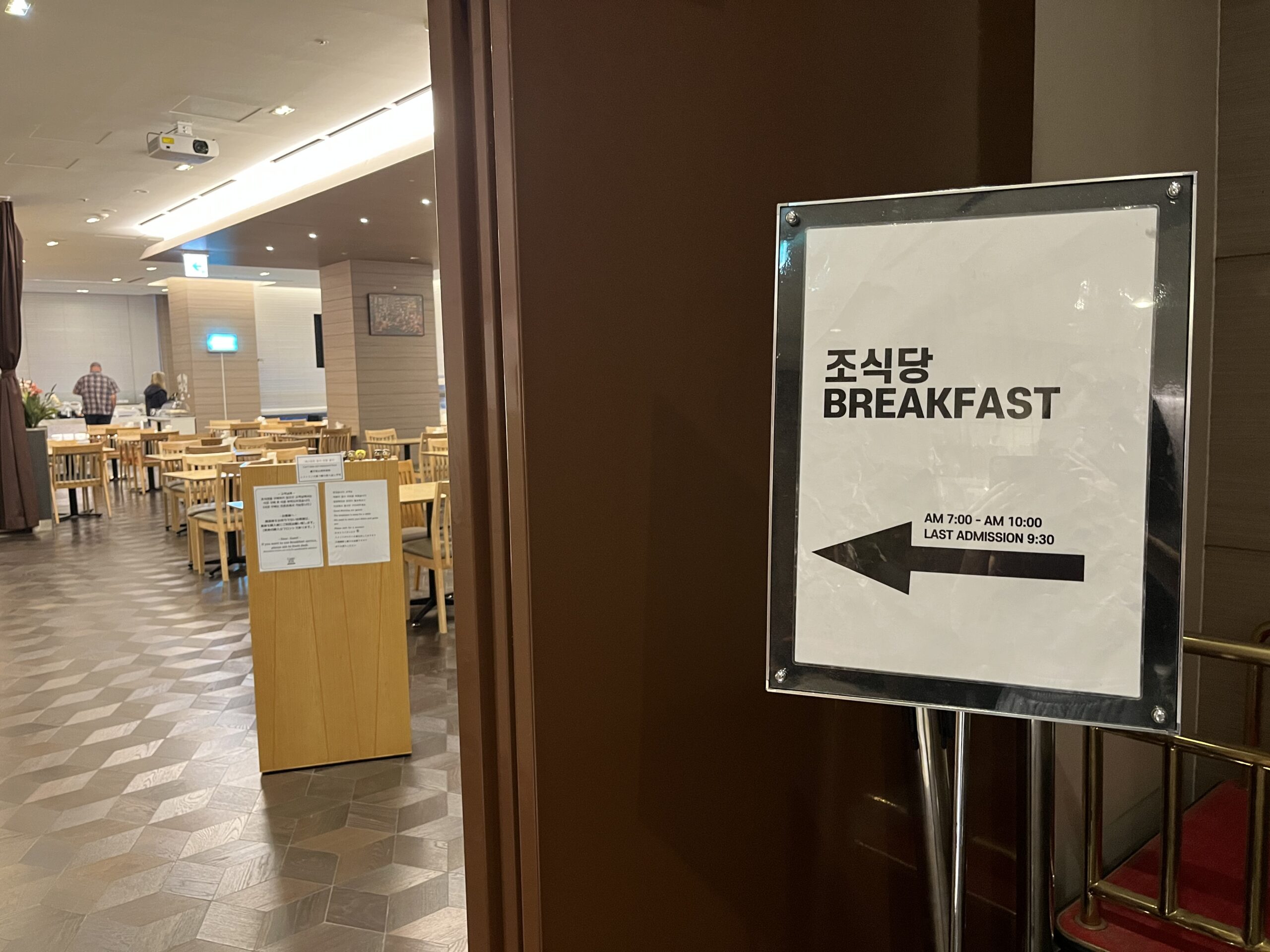 3階朝食ビュッフェ会場の案内表示と料金看板