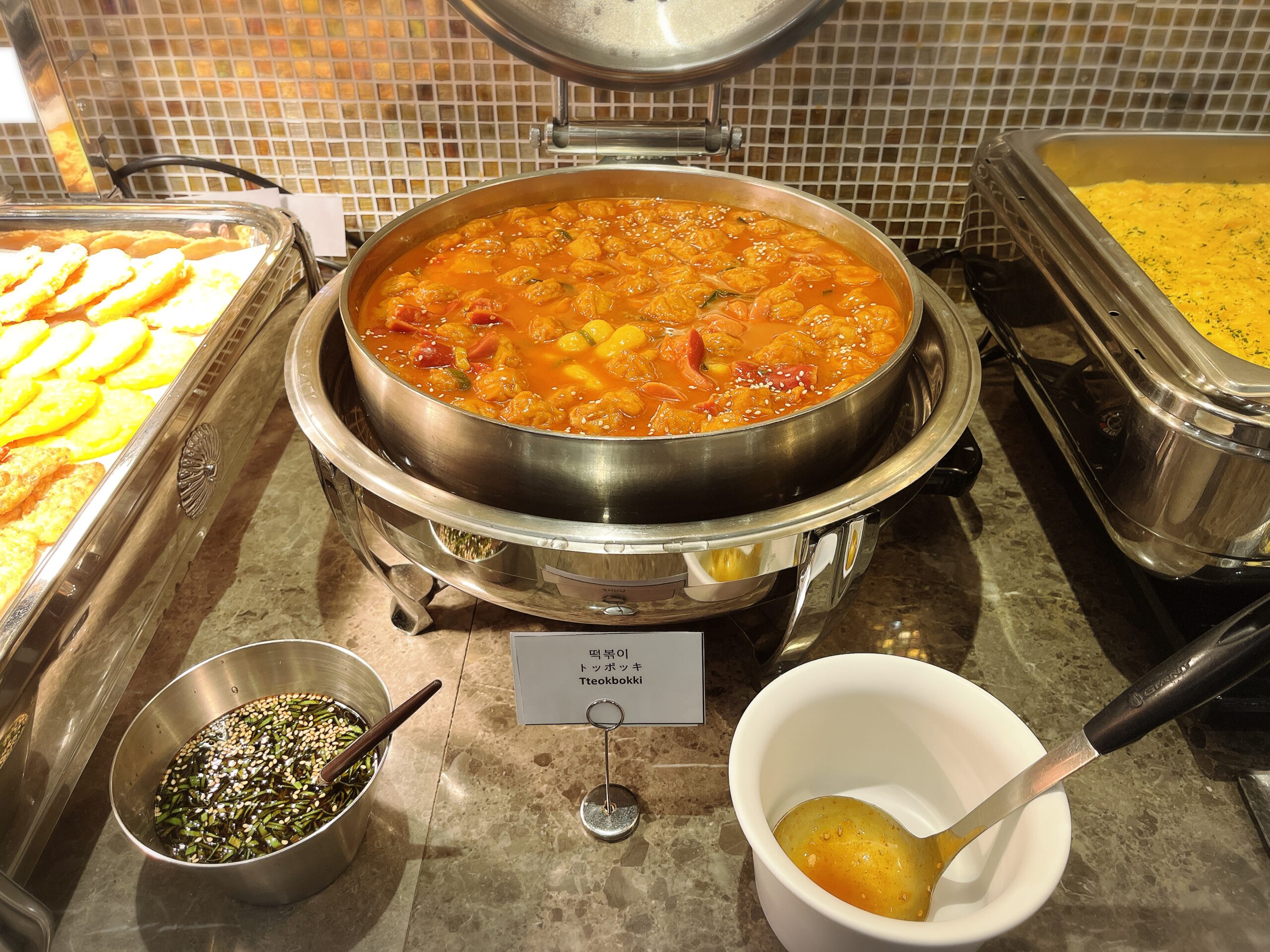朝食ビュッフェのトッポッギ(韓国式甘辛年餅)