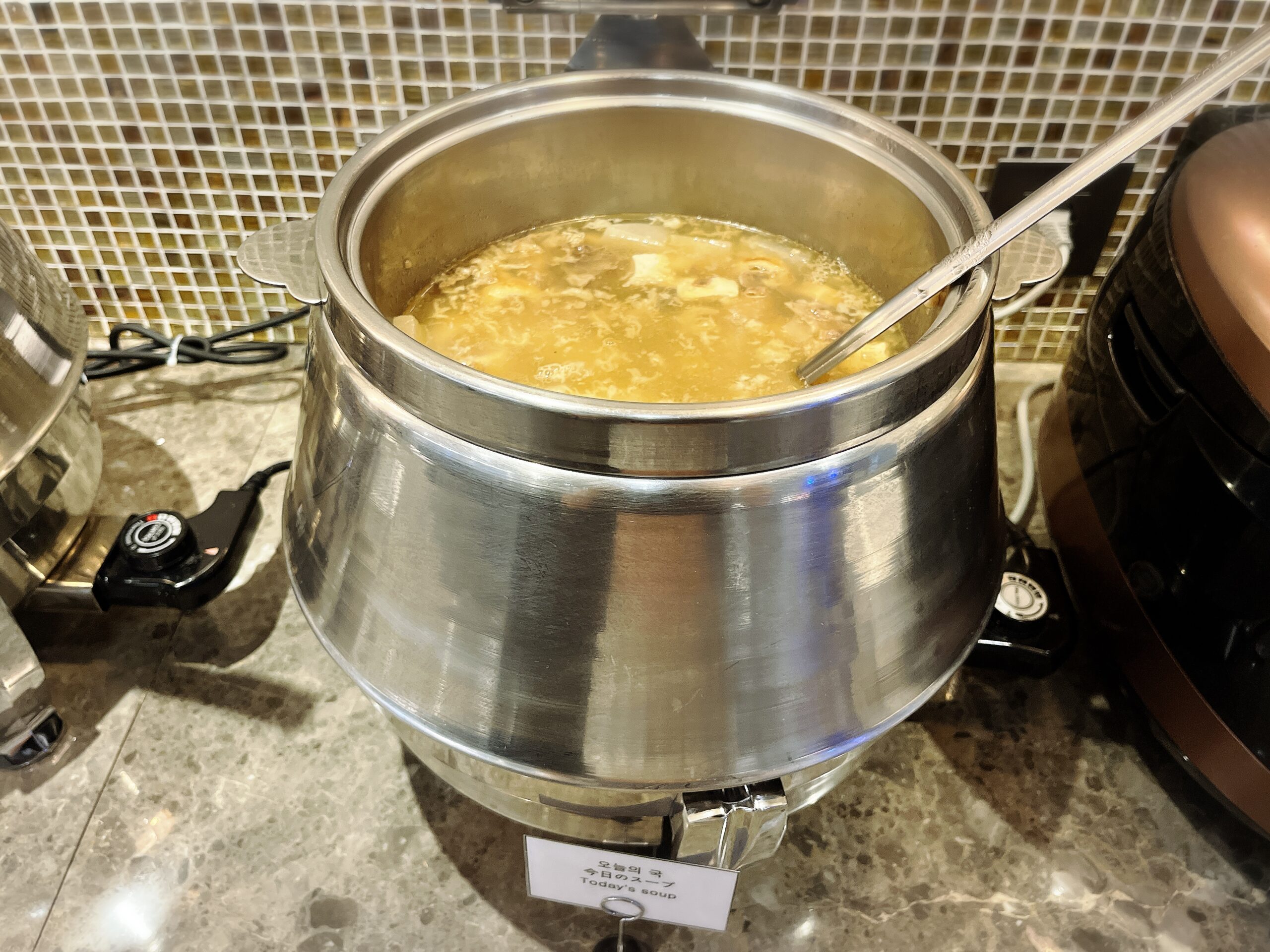 2種類の温かいスープコーナー