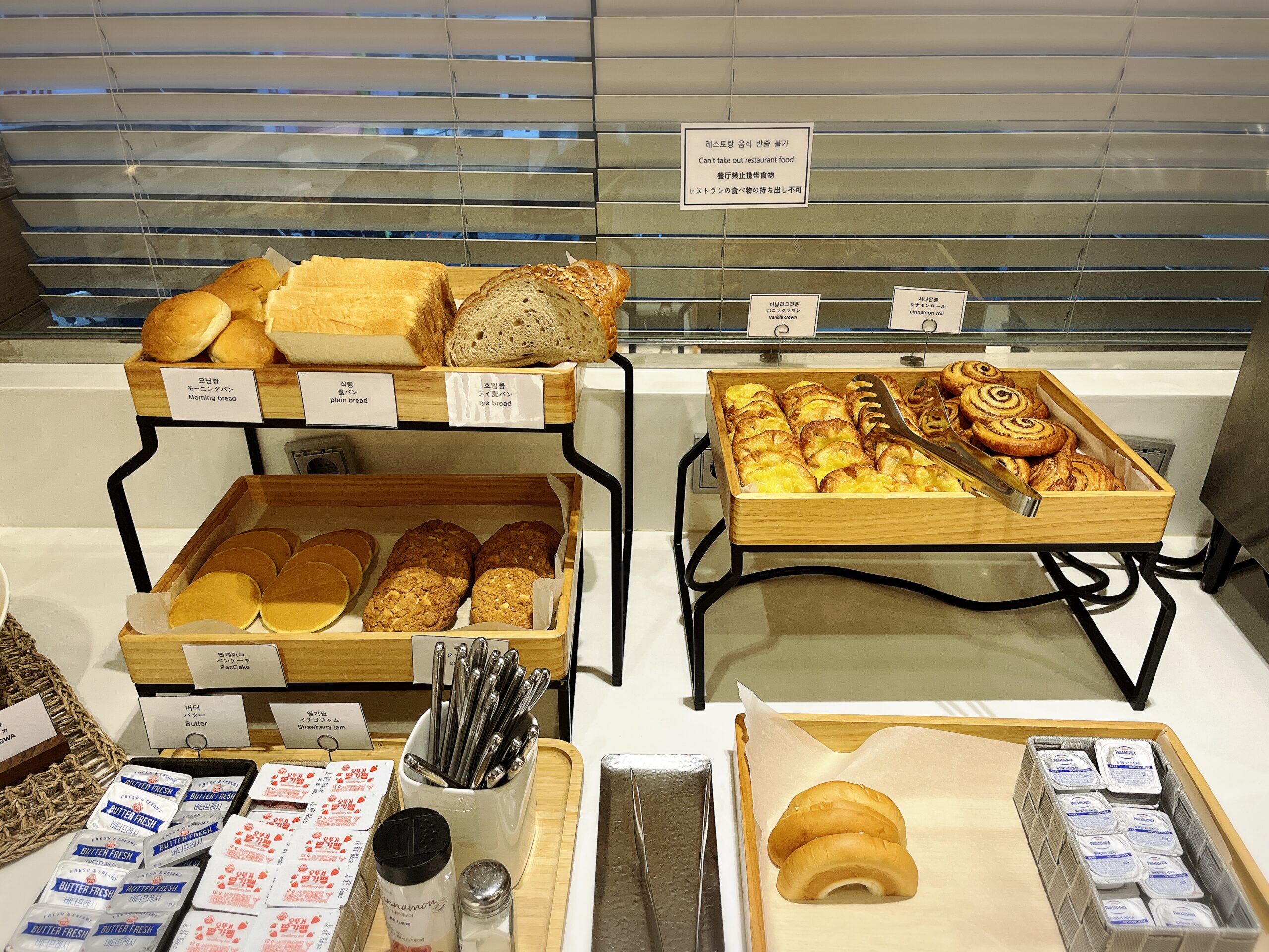 クロワッサンや食パンなどの各種パンコーナー