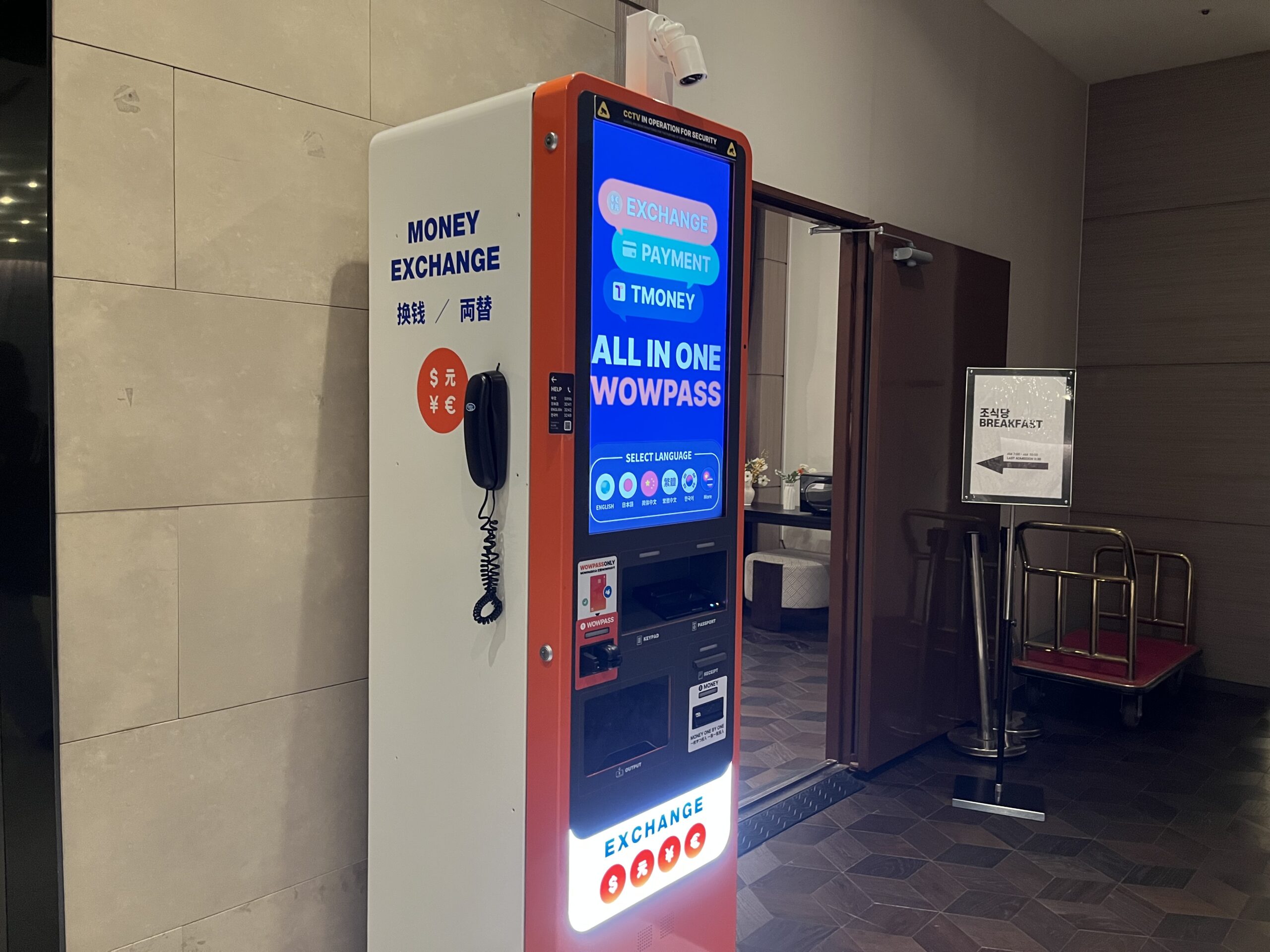 ロビーに設置された自動外貨両替機