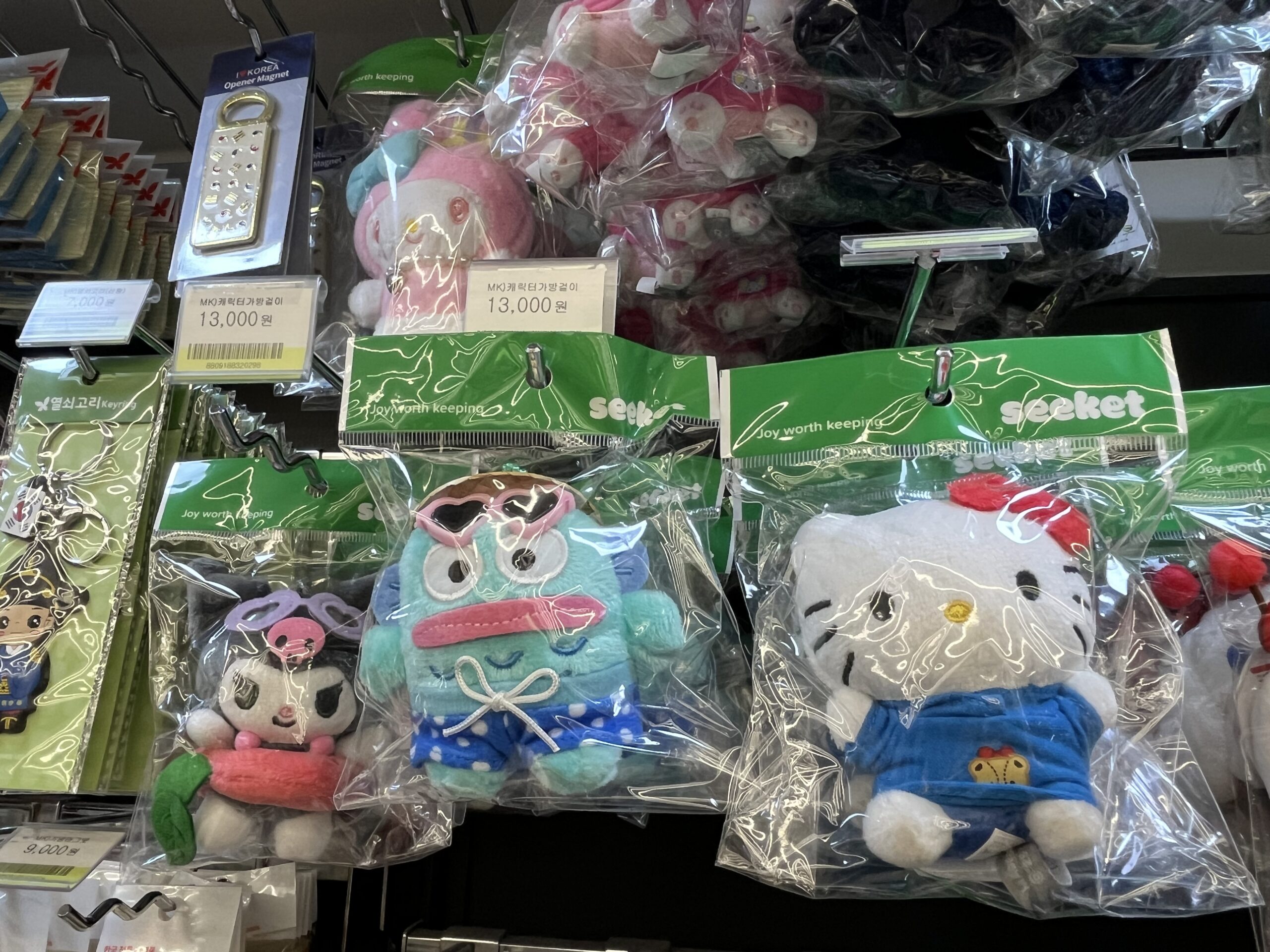 釜山空港CUに並ぶ、サンリオキャラクター(マイメロディ、クロミなど)の可愛いマスコット