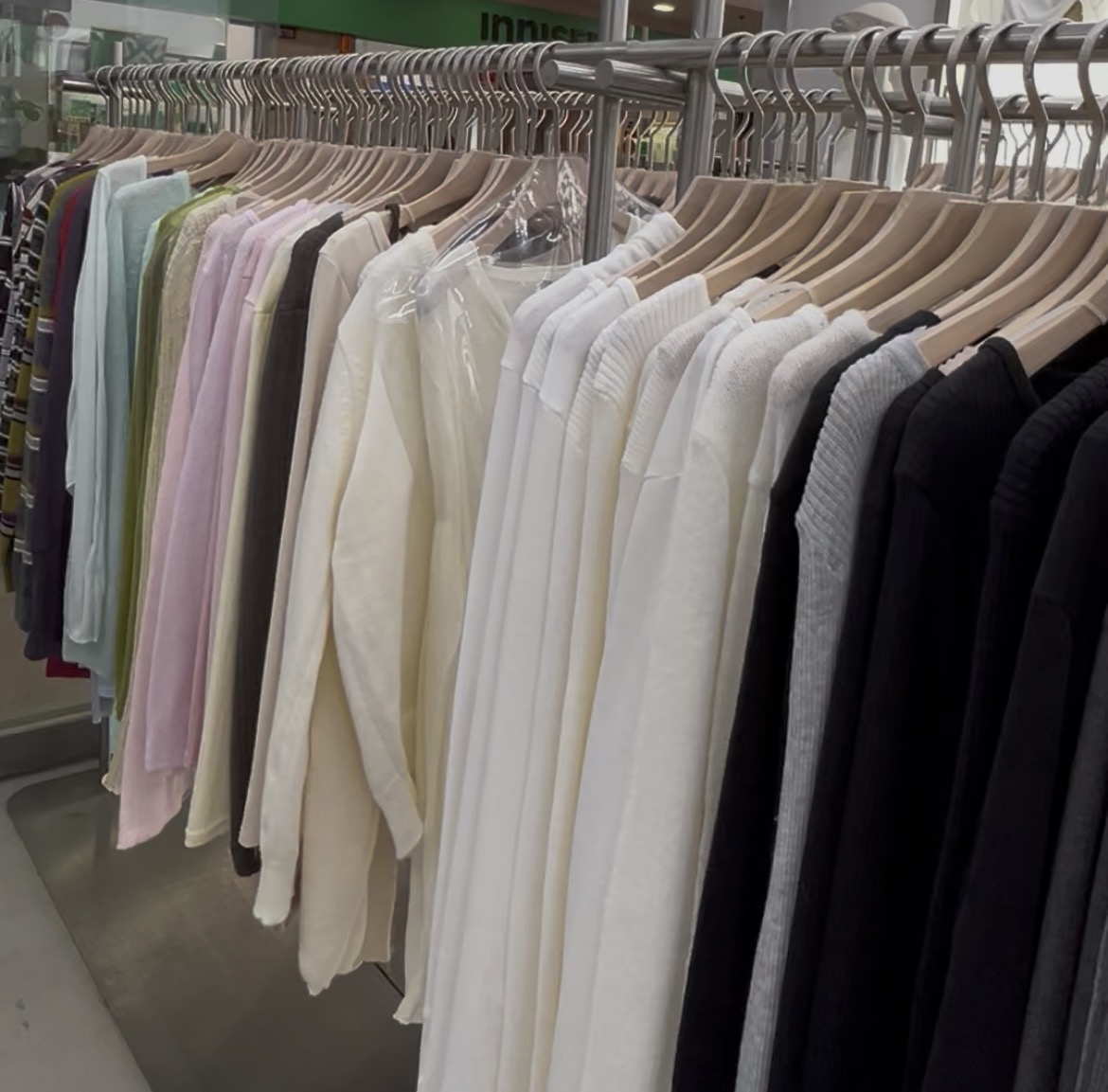 「IN-OUT」で販売されている日本でも着られそうな上品なオフィス対応の洋服