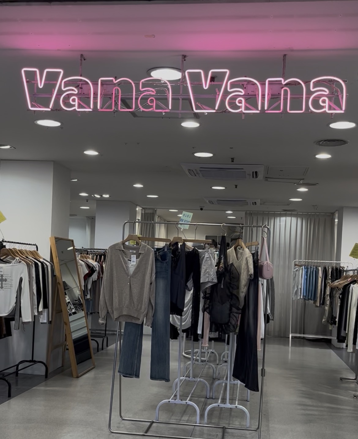 西面モールのおすすめショップ「Vana Vana」のおしゃれな店頭と店内の様子
