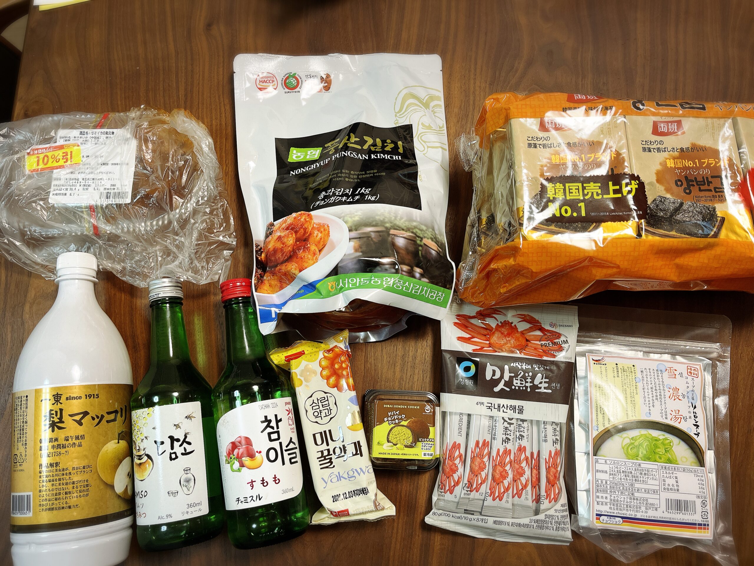 新大久保のTOPmart新宿本店で購入した韓国食材やお菓子、お酒の全体写真